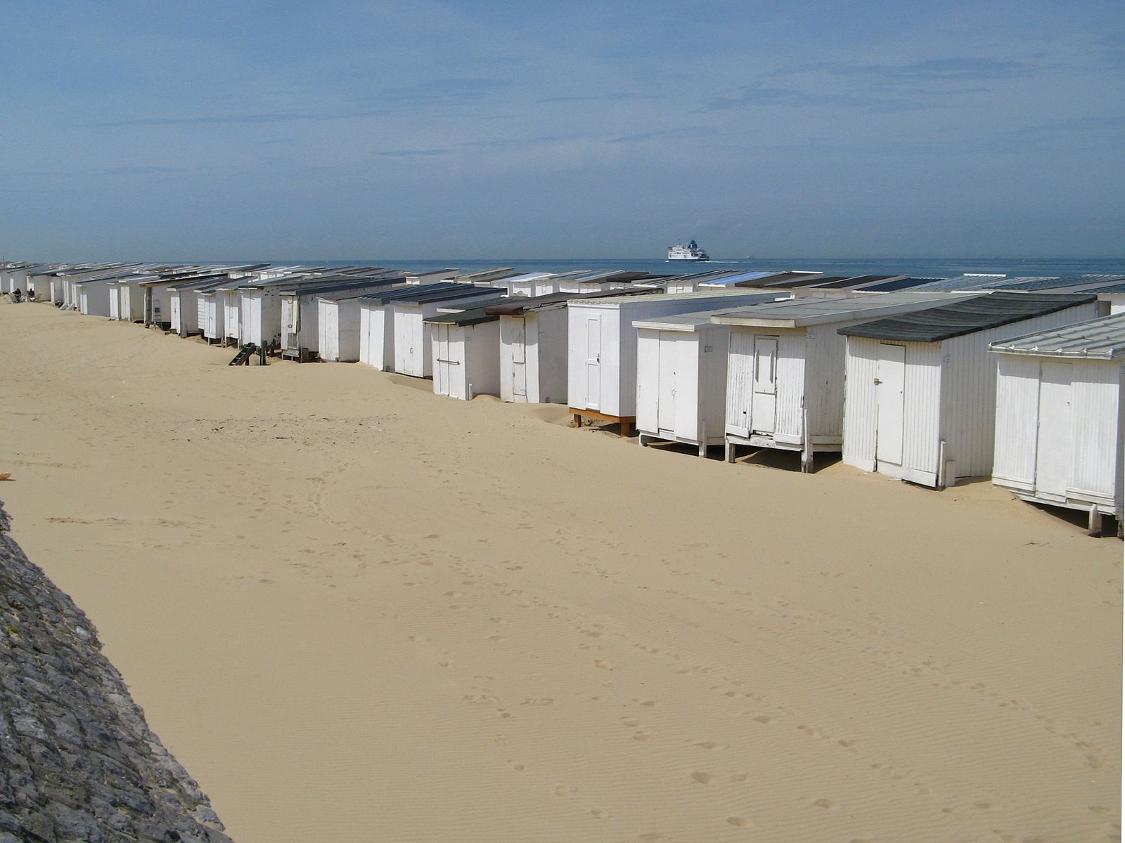 1600px-Calais_cabines_de_plage.jpg